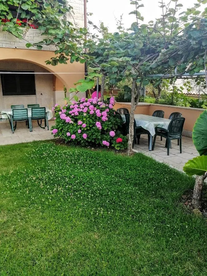 Apartman 100M2, Full Opremljen, Privatni Parking. Pula Apartment