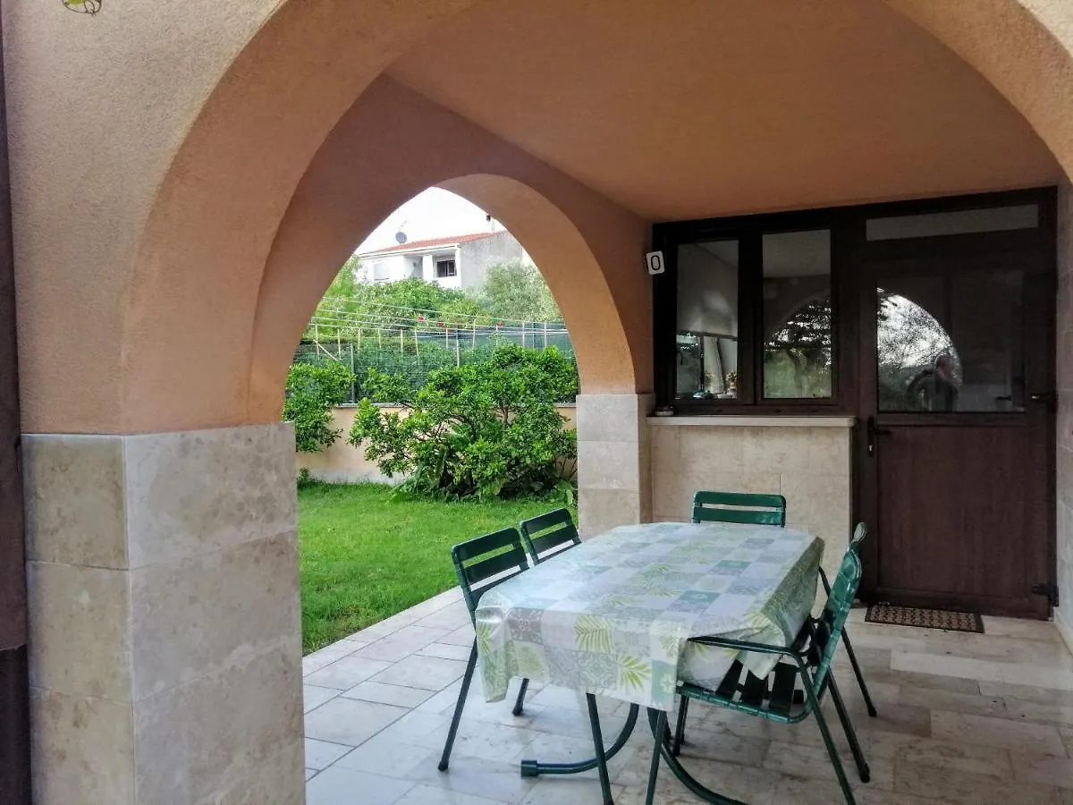 Apartman 100M2, Full Opremljen, Privatni Parking. Pula Croatia