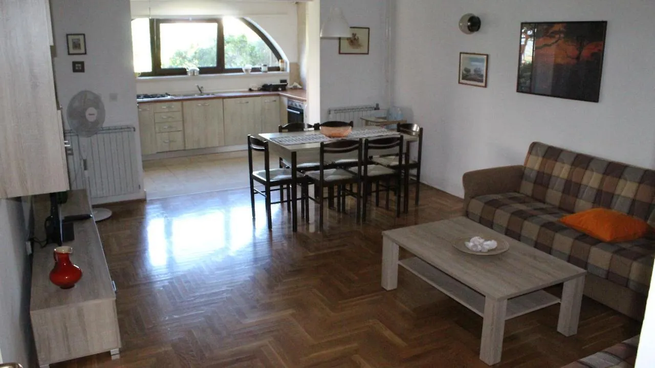 Apartment Apartman 100M2, Full Opremljen, Privatni Parking. Pula