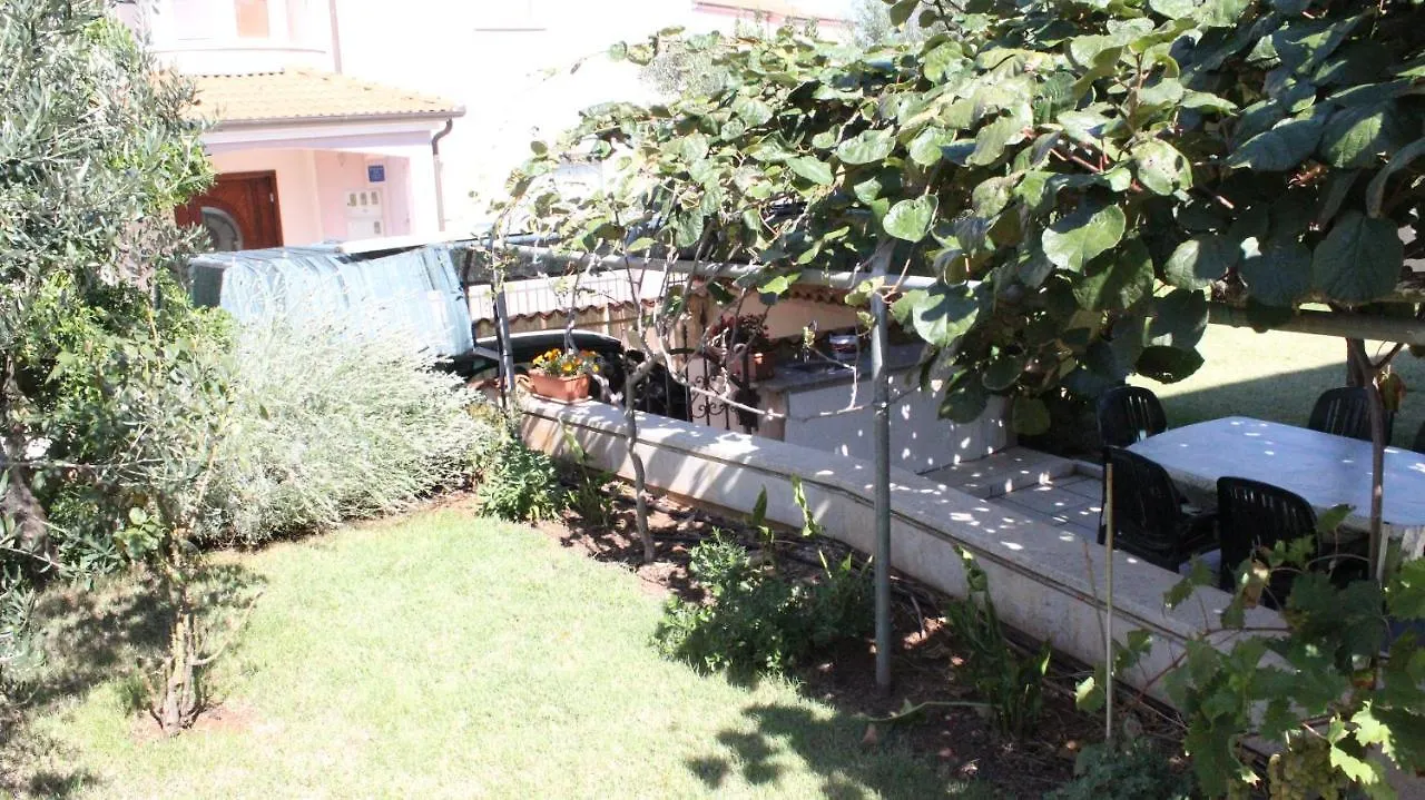 Apartman 100M2, Full Opremljen, Privatni Parking. Pula 0*,