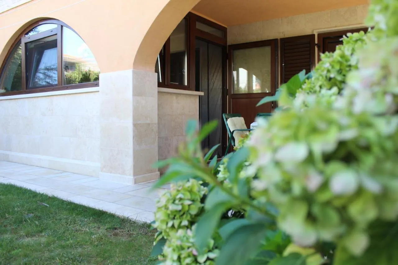 Apartman 100M2, Full Opremljen, Privatni Parking. Pula
