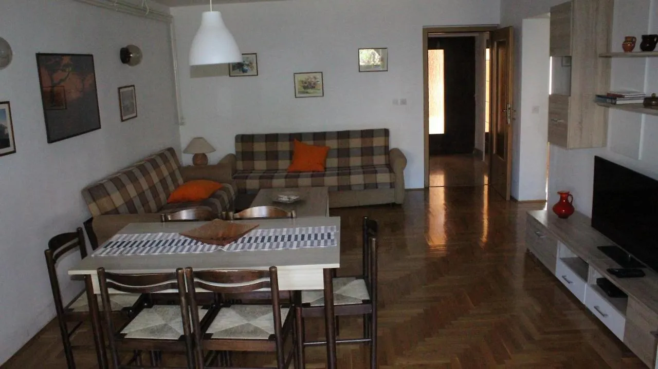 Apartman 100M2, Full Opremljen, Privatni Parking. Pula